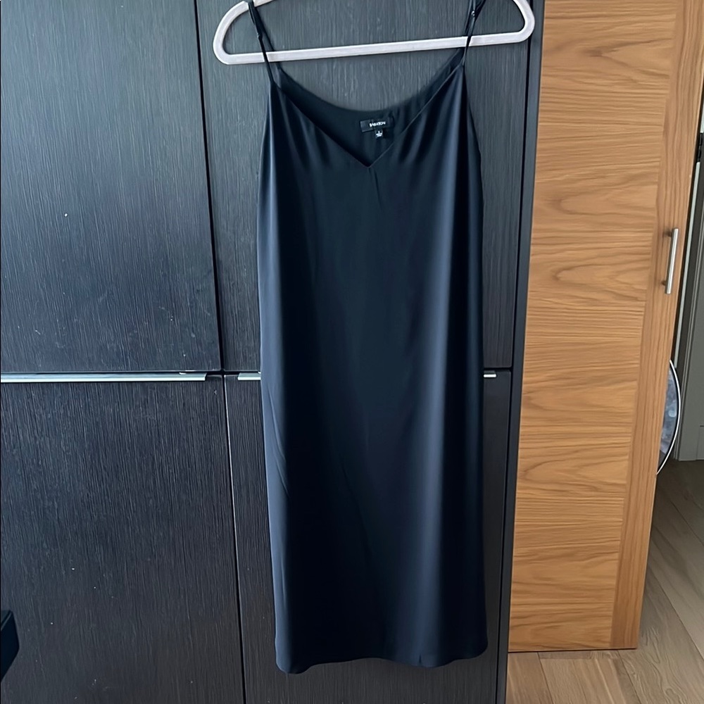 Aritzia Babaton Templeton V-neck slip dress